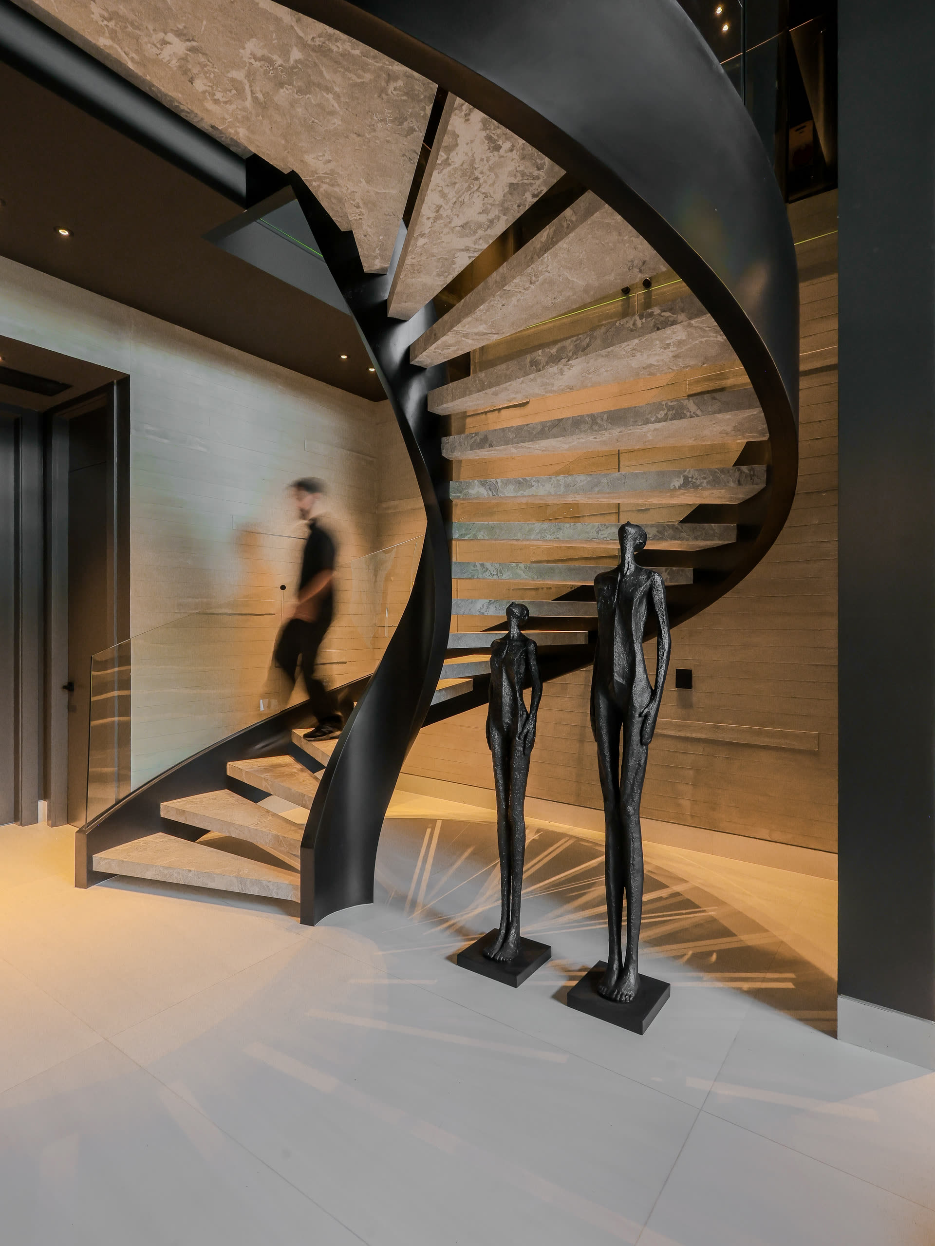 Escalera escultórica de Casa Cueva construida, con esculturas en el descanso