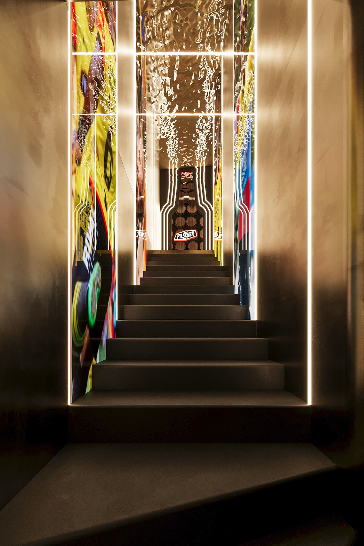 Escalera de Casa Pilsener entre murales de color y marcos de luz