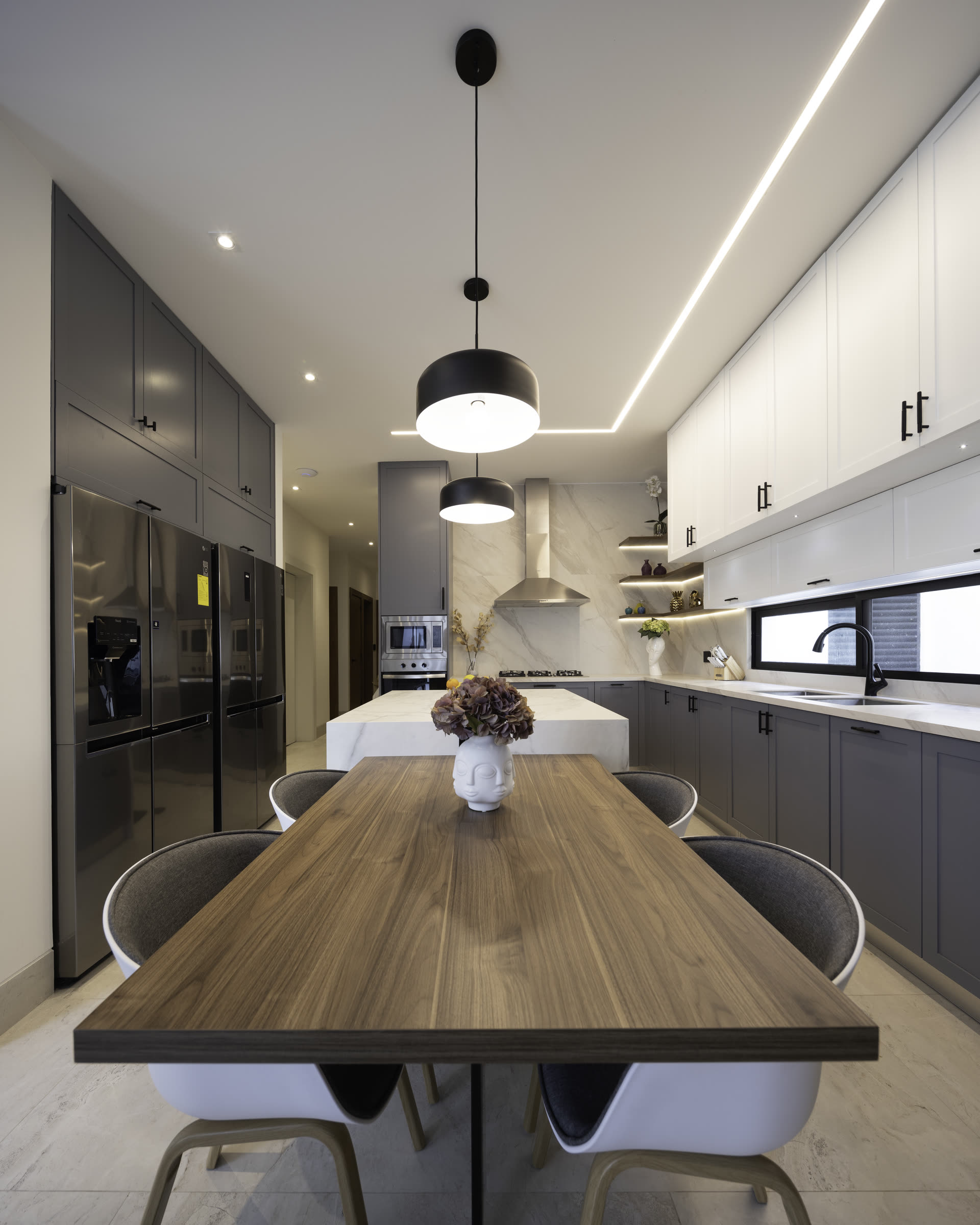 Cocina y comedor de Lisola en tonos claros