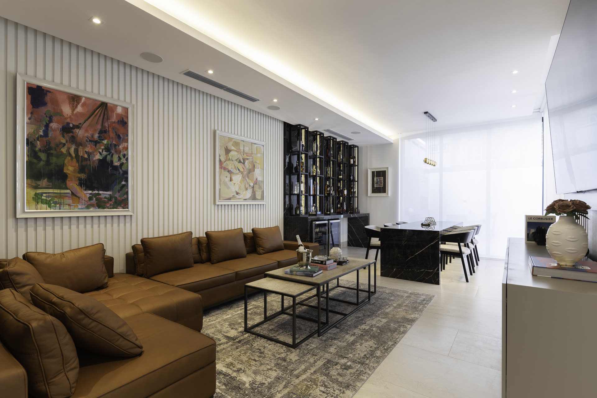 Sala de Lisola con sofá de cuero y doble altura
