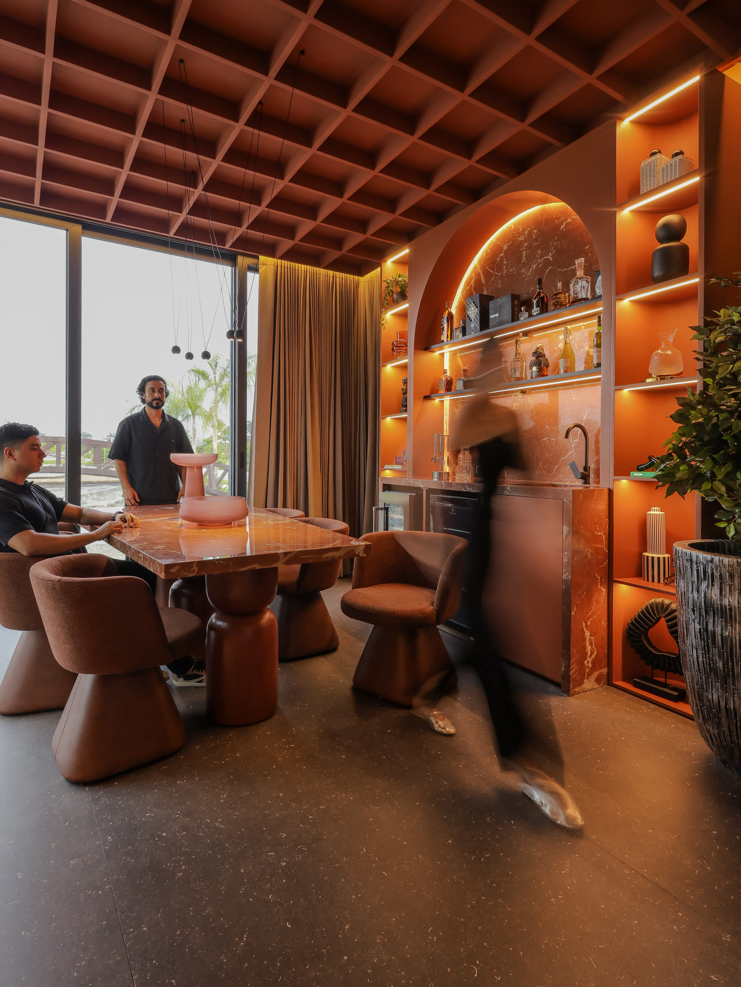 Bar de Casa H1 en tonos terracota con mármol rojo