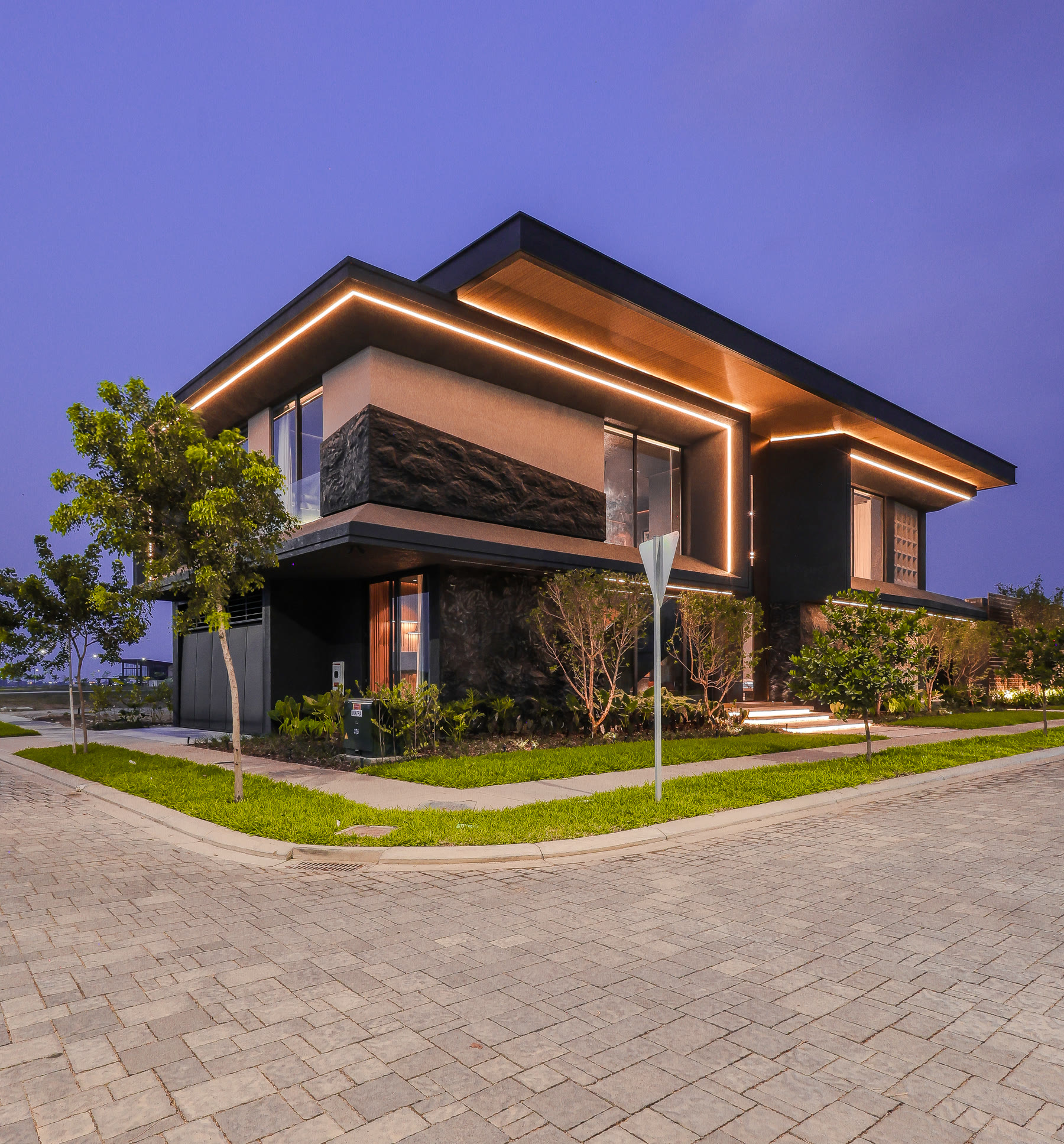 Fachada construida de Casa H1 en Samborondón al atardecer