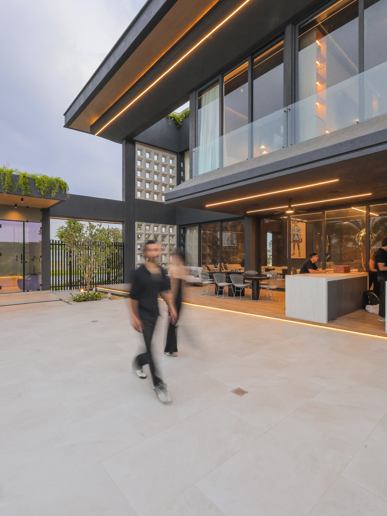 Terraza abierta al jardín en una casa construida por EJ Arquitectura