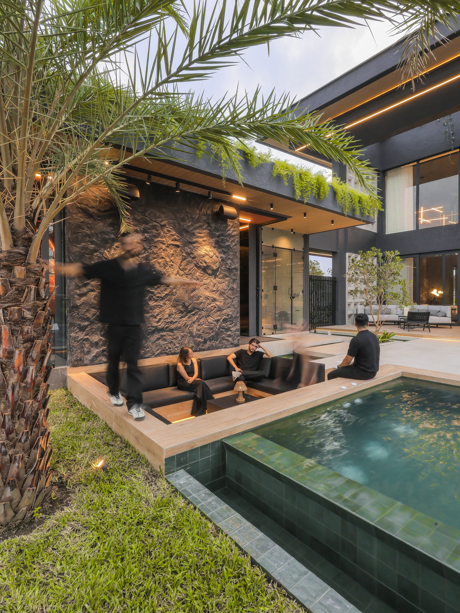 Terraza de Casa H1 protegida por un alero profundo, junto a la piscina