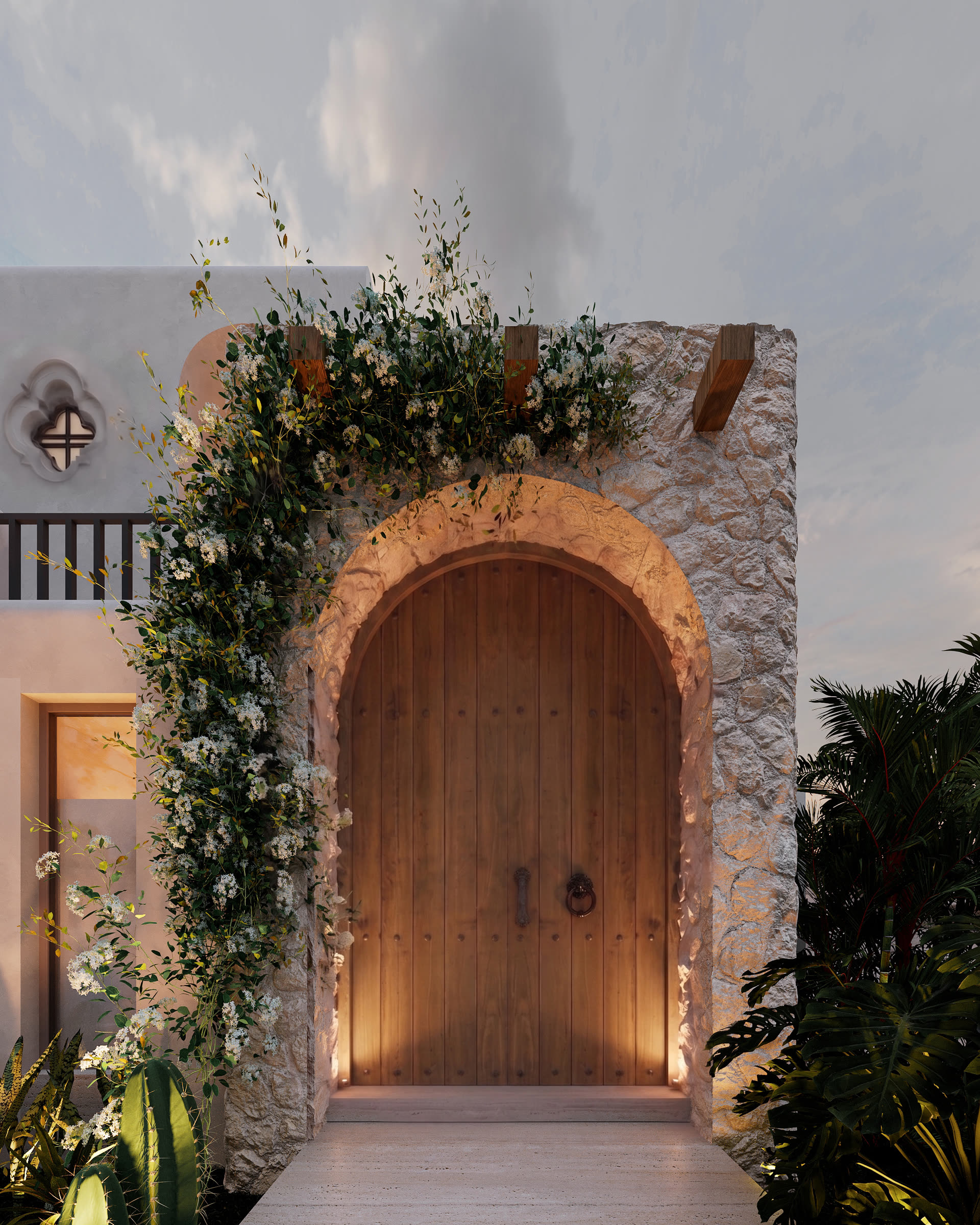 Puerta de ingreso de madera bajo un arco de piedra