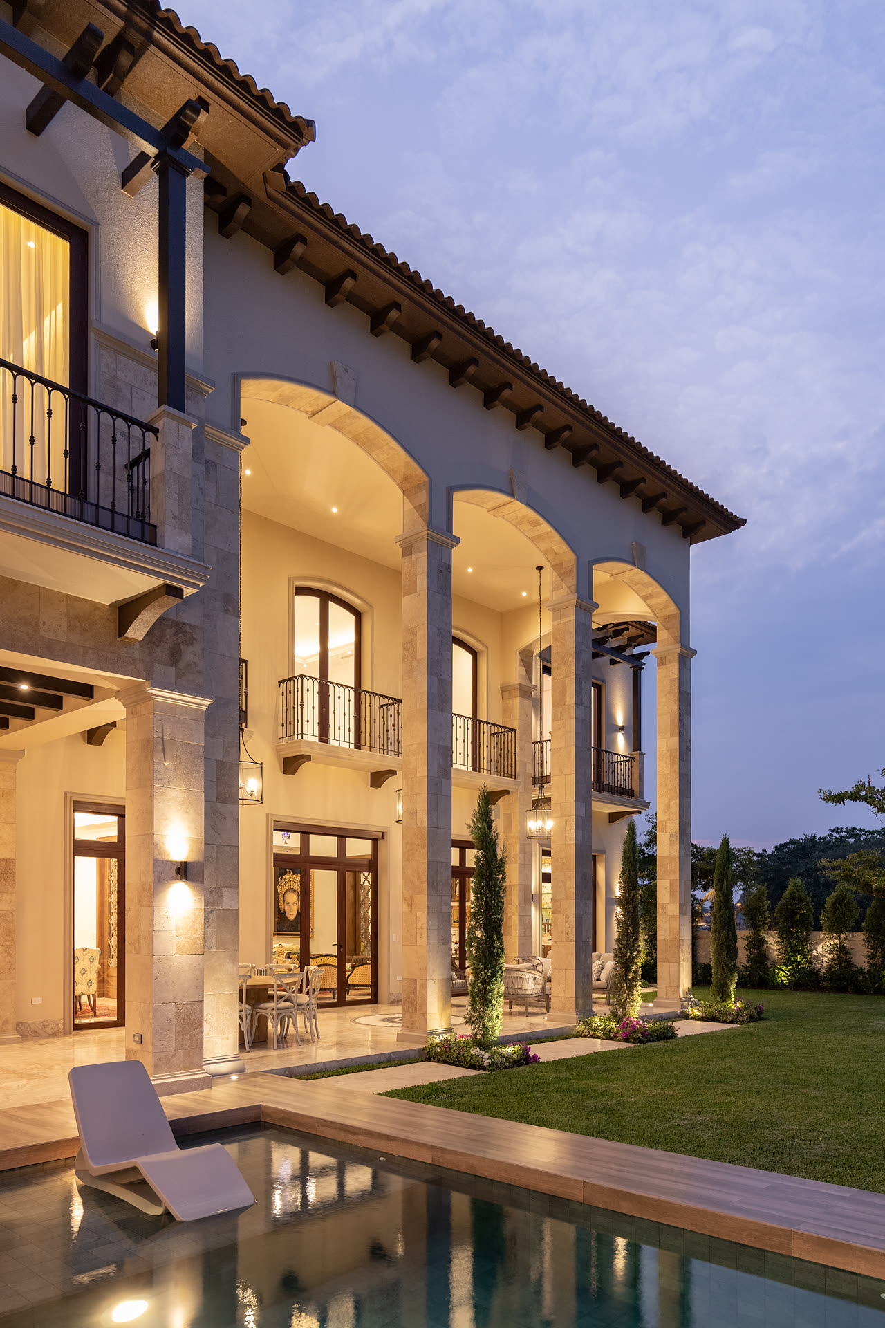 Piscina y galería de Casa Tuscany al atardecer